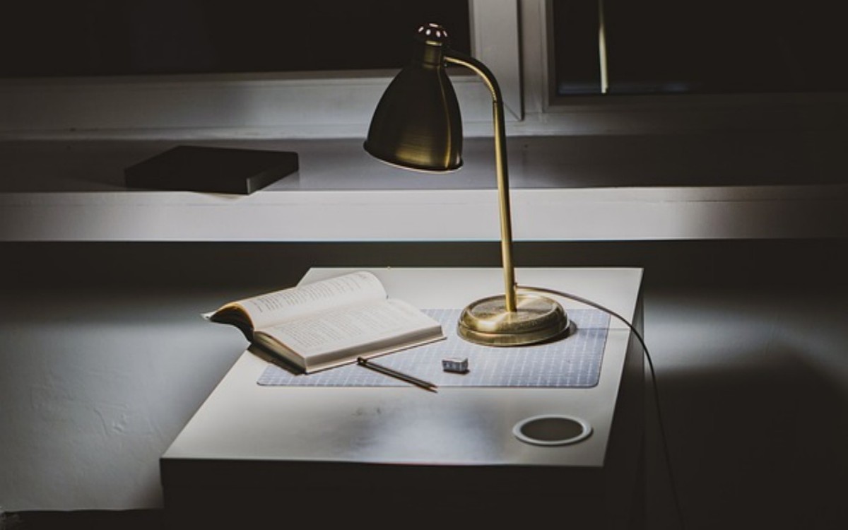 Osvětlení pracovního stolu: Optimální pracovní a studijní podmínky - Jak vybrat stolní lampu pro dostatečné osvětlení během práce nebo studia doma.