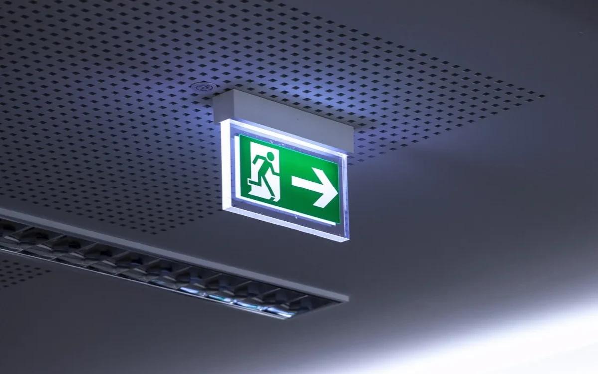 Osvětlení v případě nouze: Výběr a instalace - Které možnosti nouzového osvětlení jsou k dispozici a jak je správně instalovat při výpadku napájení.